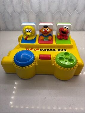 Sesame Street Pop Up School Bus Toy – Yellow (Sesame Street)